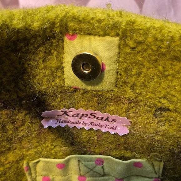 Vibrant Handmade Green Wool Tote with Pink Floral Accent - Picture 2 of 10